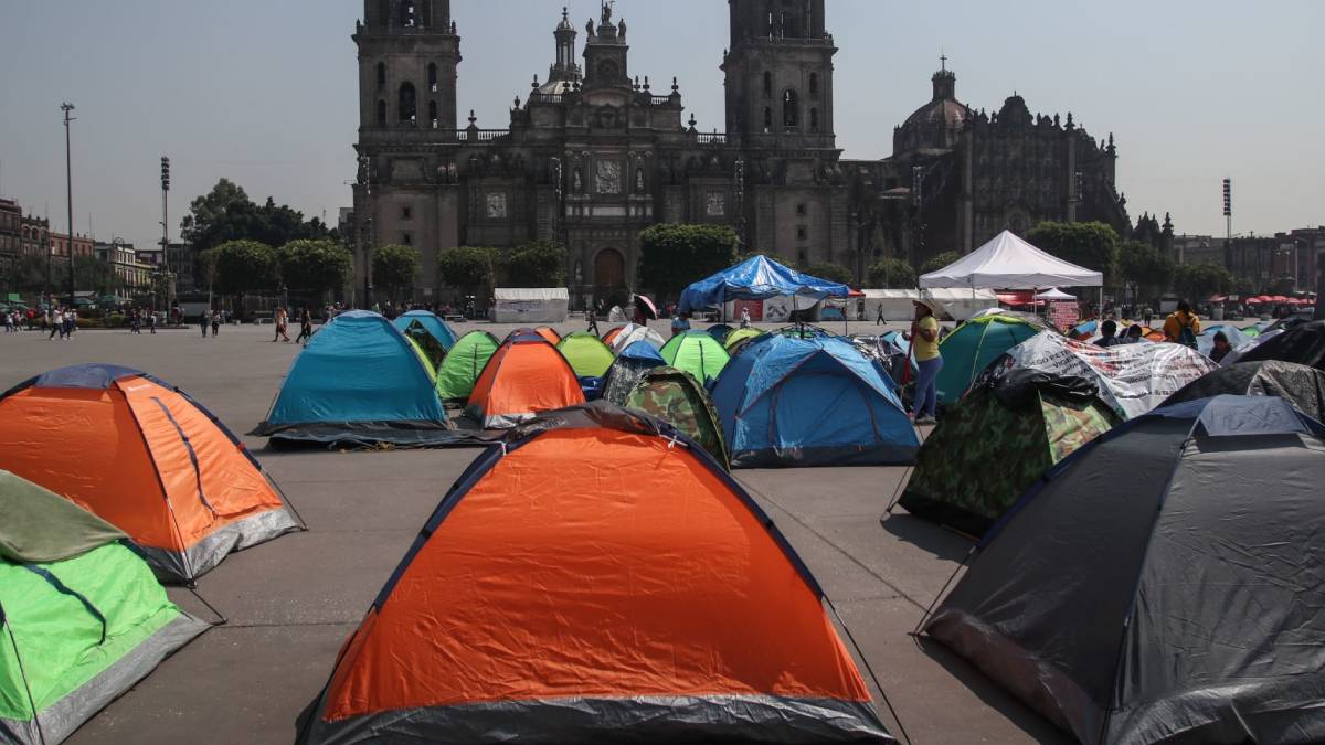 No habrá reacomodo del plantón de la CNTE en el Zócalo previo a marcha “Marea rosa”
