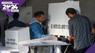 Funcionarios de casilla el día de la elección organizada por el INE