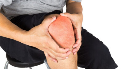 Algunos ejercicios para aliviar el dolor de rodilla, según expertos