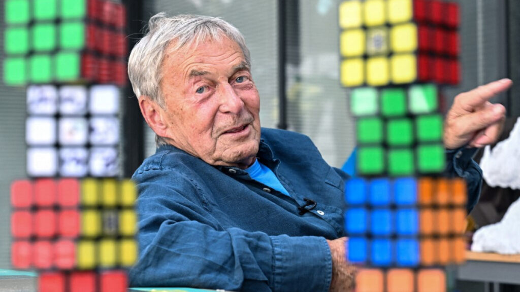 Erno Rubik creador del famoso cubo