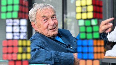 Erno Rubik creador del famoso cubo