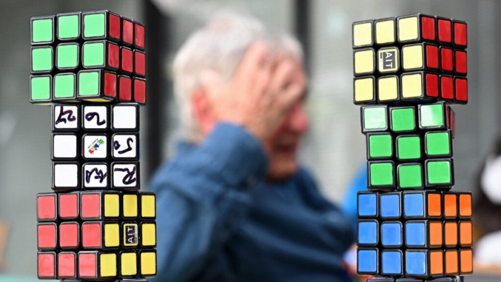 Erno Rubik profesor húngaro de 79 años