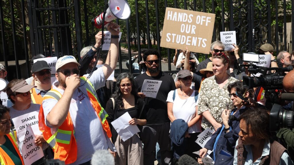 Profesores protestan afuera de la universidad de Columbia contra las detenciones durante protestas estudiantiles