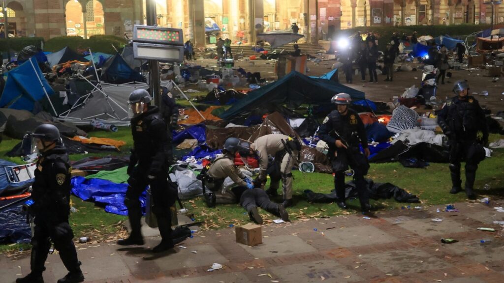 Protestas EU: Poliías detienen a un manifestante durante una protesta en la Universidad de California en Los Ángeles (UCLA)