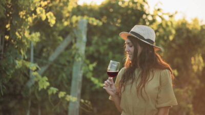 feria del vino y queso mujer tomando vino en tequisquiapan queretaro 2024