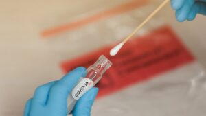 “Dolor de garganta como si tuvieras navajas”, el síntoma que relacionan con la nueva variante de COVID-19