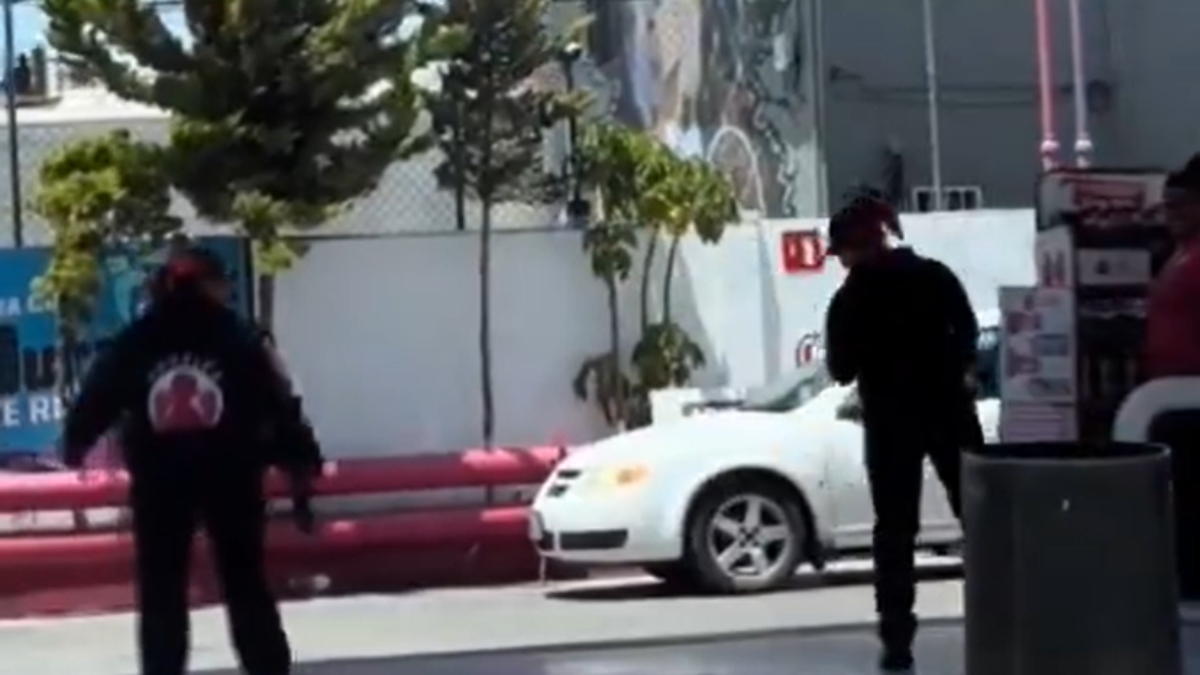 Despachadores bailan “Payaso de Rodeo” en plena crisis por gasolina en Tijuana