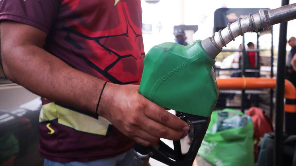 Comienza escasez de gasolina en municipios de Chiapas por bloqueo de CNTE en estación de Pemex