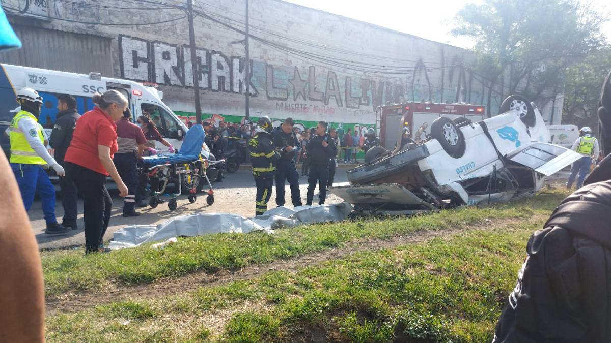 Imágenes fuertes: volcadura de transporte público en Calzada Ignacio Zaragoza deja 2 muertos y 7 heridos