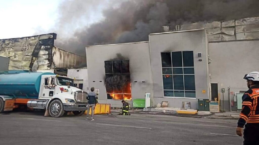 Bomberos atienden incendio en empresa de plásticos en Querétaro