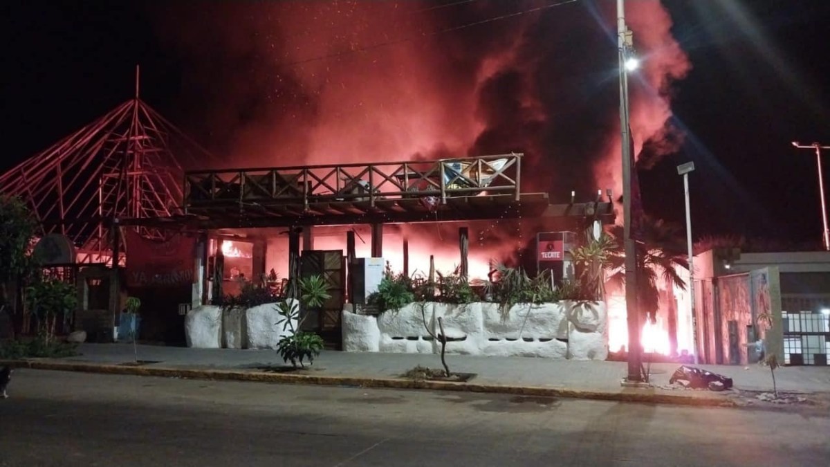 Fuego en Acapulco: incendio consume los restaurantes “Tío Alex” y “Bambú”