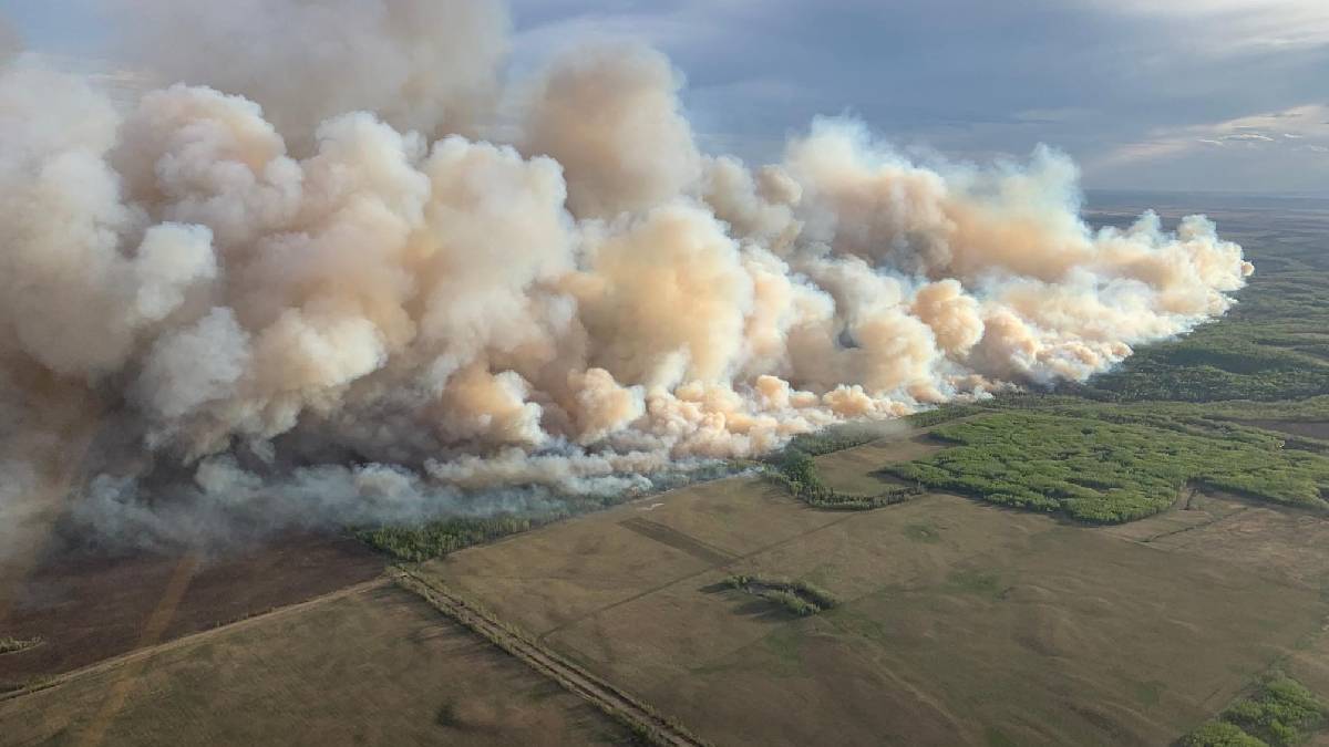 Miles de personas desalojadas en Canadá por incendios forestales