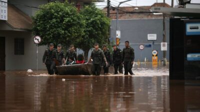 Inundación en Brasil y rescate de gente en lanchas