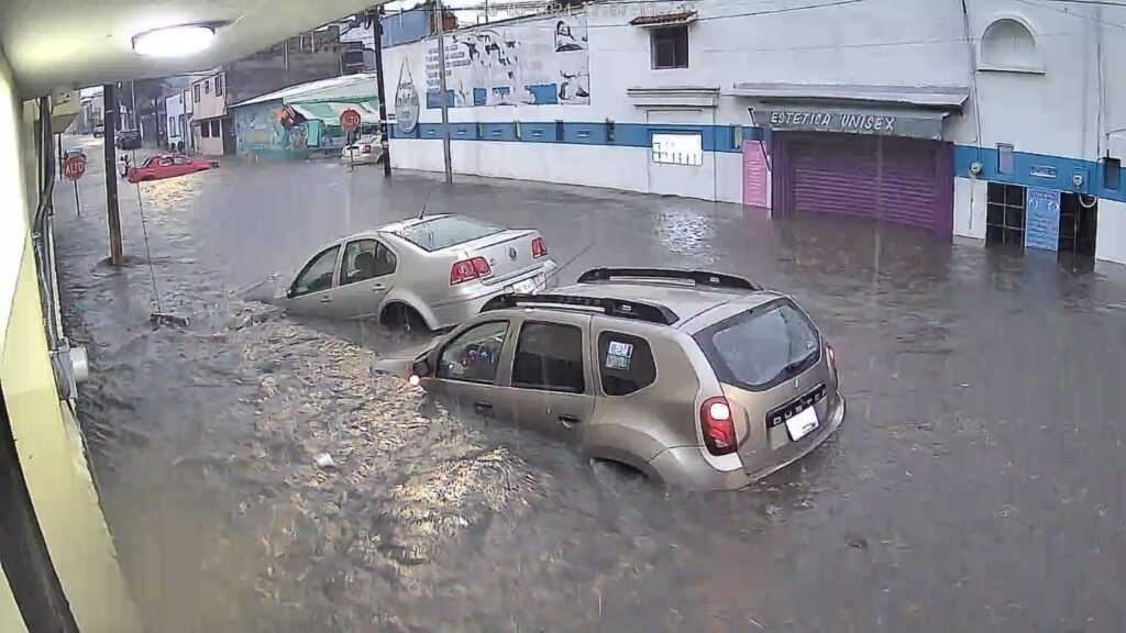 Tormenta deja inundaciones y caída de árboles en Puebla