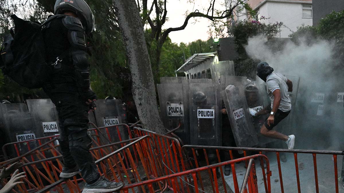 Manifestantes se enfrentan a policías cerca de la embajada de Israel