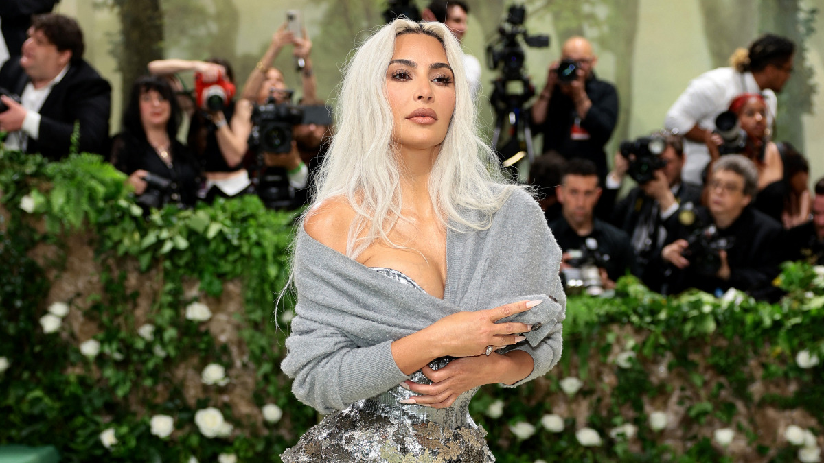 El inquietante momento en el Kim Kardashian parece desmayarse por usar vestido ajustado