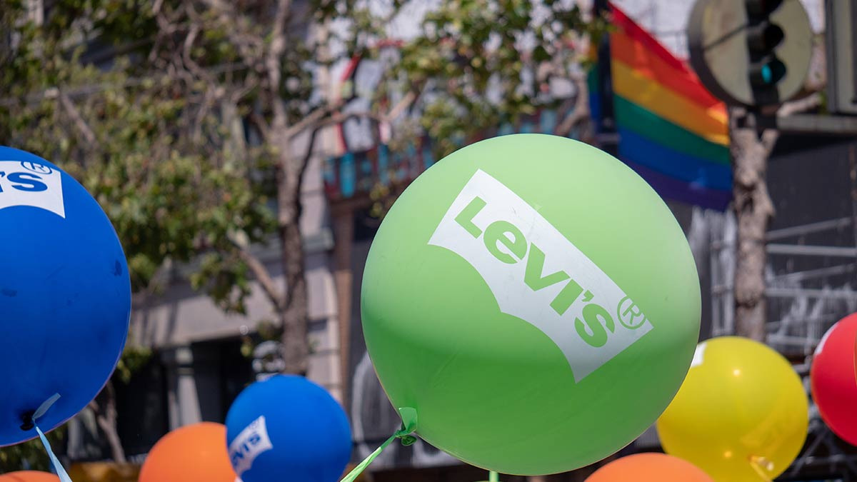 Levi’s lanza colección para el pride inspirada en un rodeo queer 