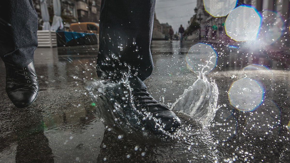 Por qué las calles quedan como jabonosas después de la lluvia y cómo evitar accidentes viales por la espuma