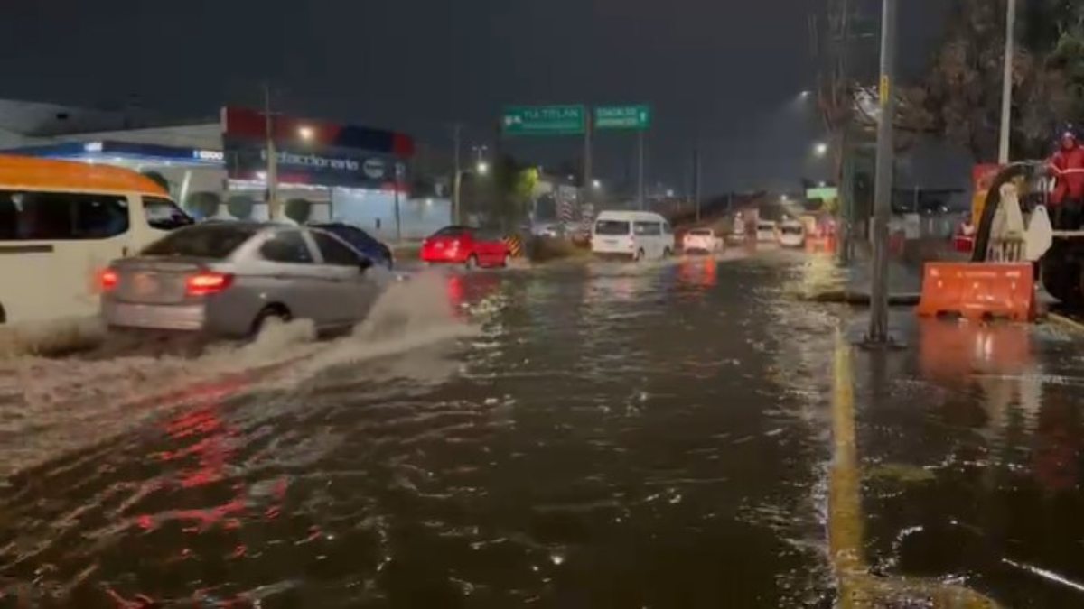 Lluvias generan inundaciones y caos vial en Tultitlán y Coacalco; vía López Portillo y Morelos, las más afectadas