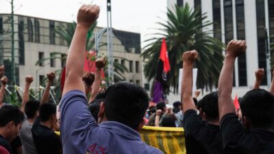 Protesta y marcha de padres de los 43 normalistas de Ayotzinapa, Guerrero, en el Monumento a la Revolución