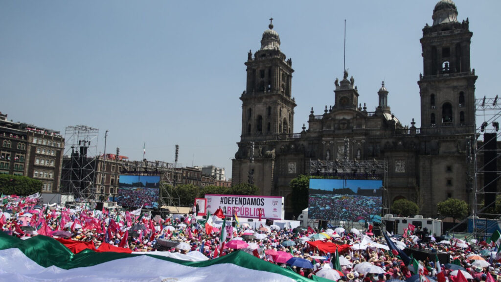 AMLO llena el Zócalo, pero en su contra