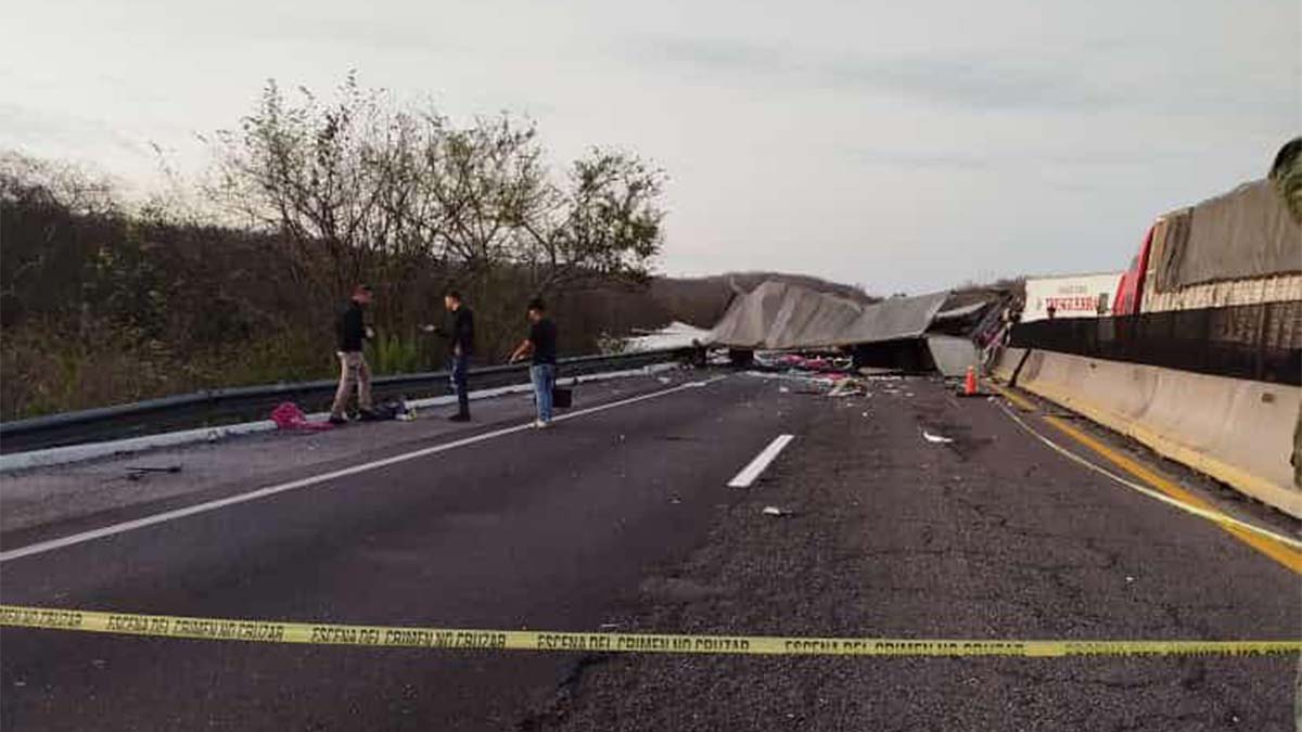 ¡De impacto! Imágenes del fuerte choque en la autopista Mazatlán-Culiacán; reportan al menos un fallecido