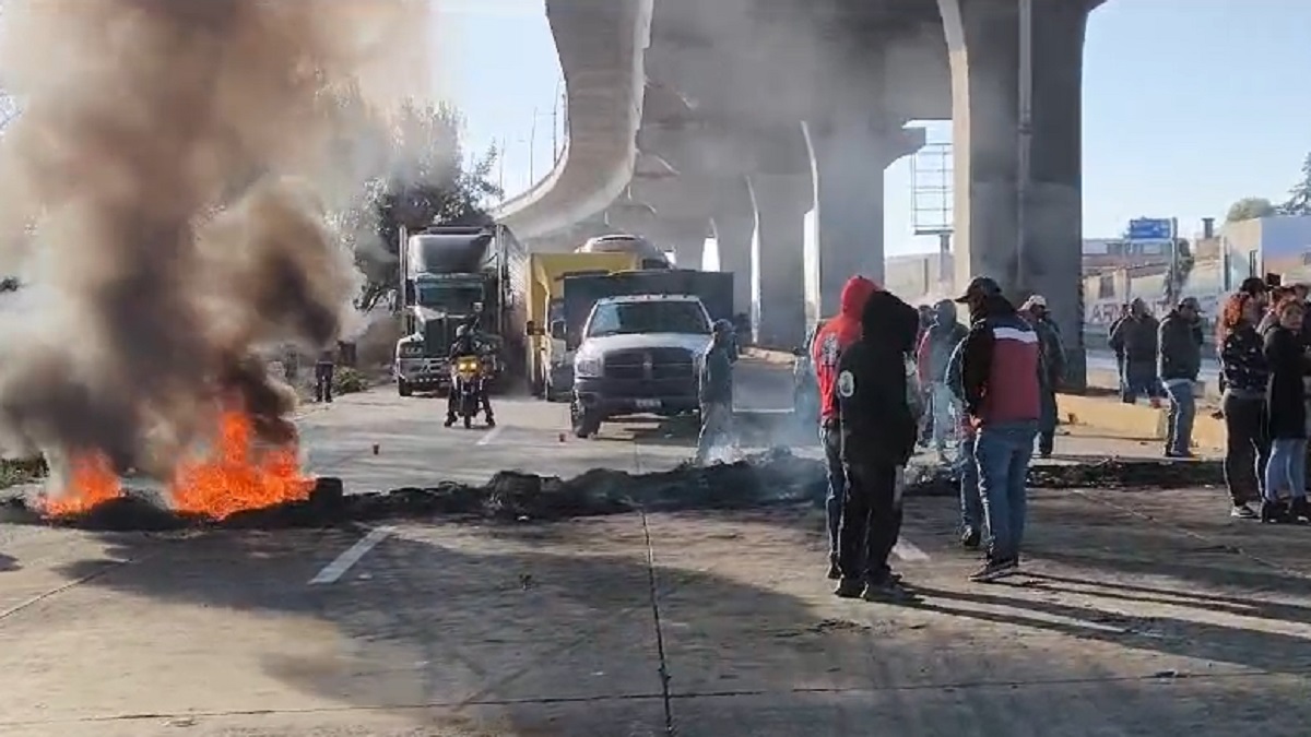 Imágenes: manifestantes queman llantas y bloquean la México-Puebla; ¿qué piden?