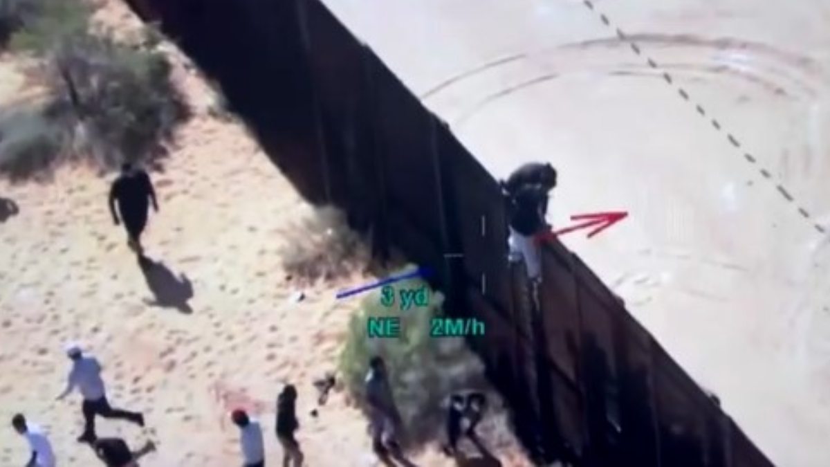 Difunden video de migrantes escalando muro y enfrentándose con elementos de la patrulla fronteriza