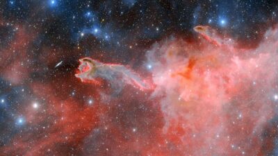 Observan la "Mano de Dios" emergiendo desde una nebulosa