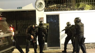 Fuerzas de Ecuador a punto de entrar a la Embajada de México en Quito