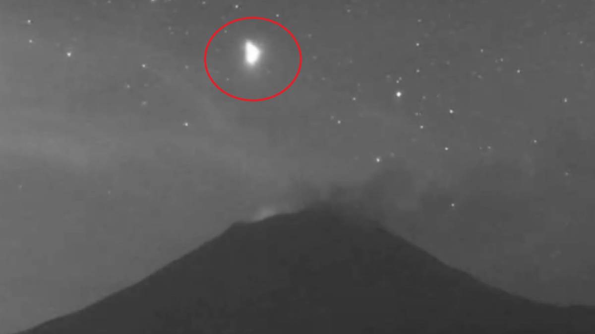 ¡Ay, nanita! Graban increíble objeto luminoso sobrevolando el Popocatépetl