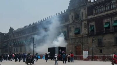 Un grupo de estudiantes normalistas de la Escuela Normal Rural de Ayotzinapa, lanzaron petardos a la fachada de Palacio Nacional, frente a la Puerta Mariana.