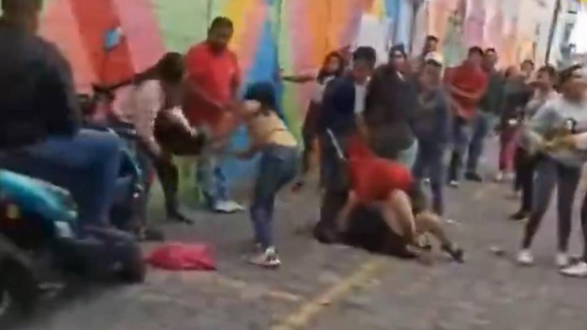 ¡Se dan con todo! Madres de familia protagonizan pelean afuera de escuela en Edomex; video