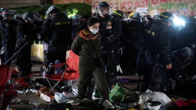 Policia detiene a manifestantes en Universidad de Los Ángeles