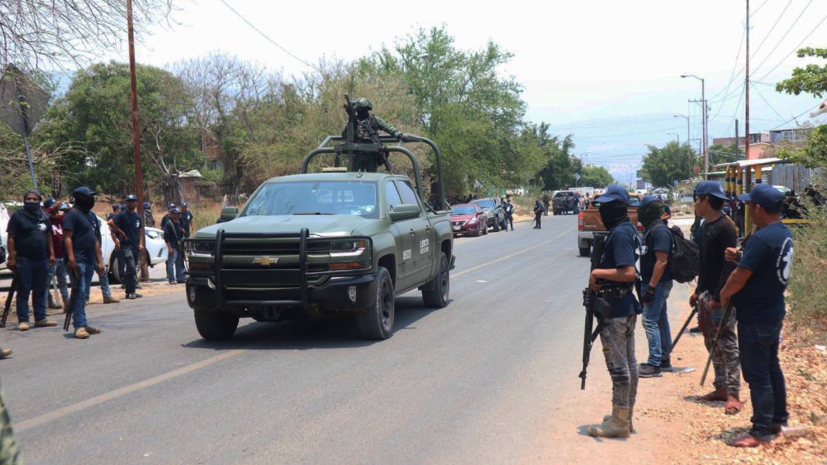 Con bloqueo en carretera, pobladores de Chichihualco piden salida de policías comunitarios
