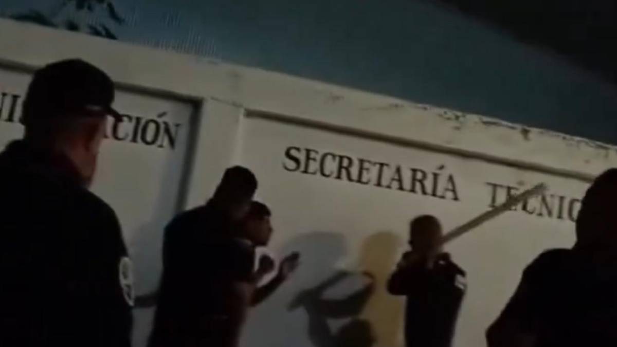 Difunden video de policías torturando a un hombre con un palo en Cuautitlán Izcalli; video