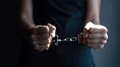Prisión Preventiva Oficiosa y Justificada: Hombre mostrando las manos esposadas