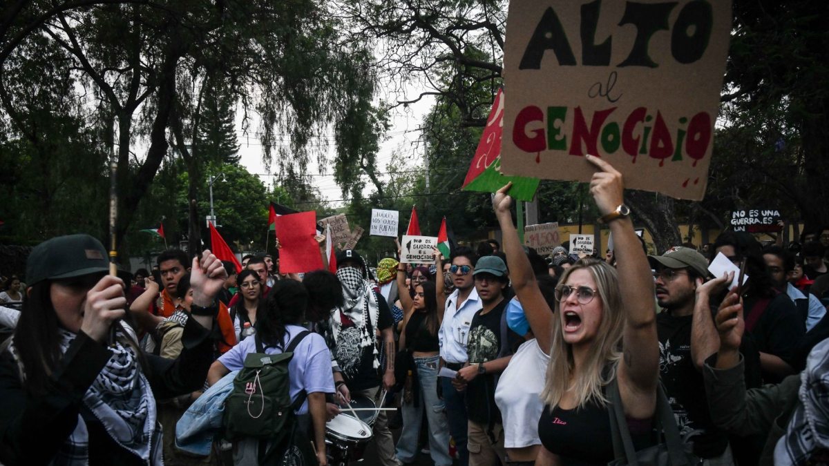 Se manifiestan contra la guerra frente a embajada de Israel en México