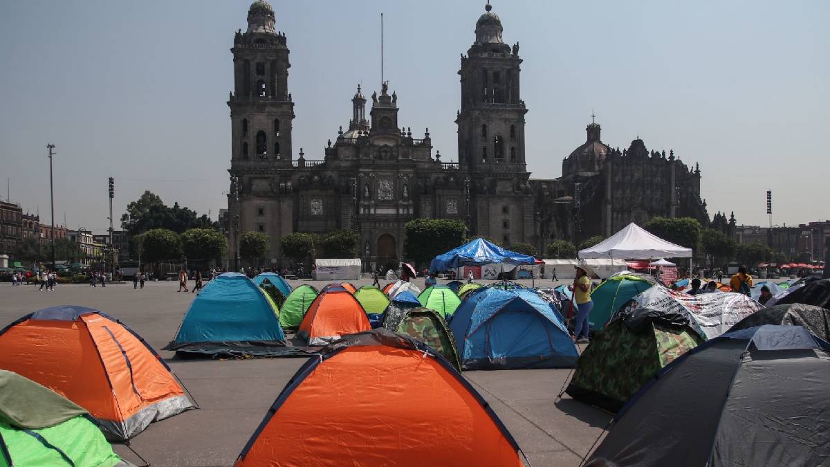 Tras reunión con AMLO, plantón de la CNTE se queda en el Zócalo; maestros rechazan propuesta salarial