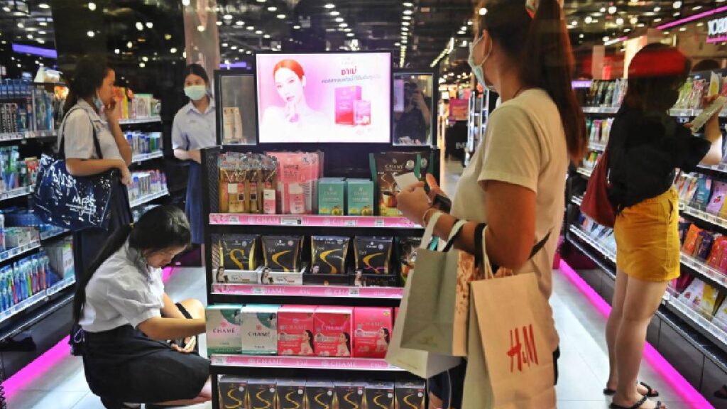 detienen-a-mujer-por-robo-de-cosmeticos-la-descubrieron-por-las-camaras-y-la-dejaron-libre