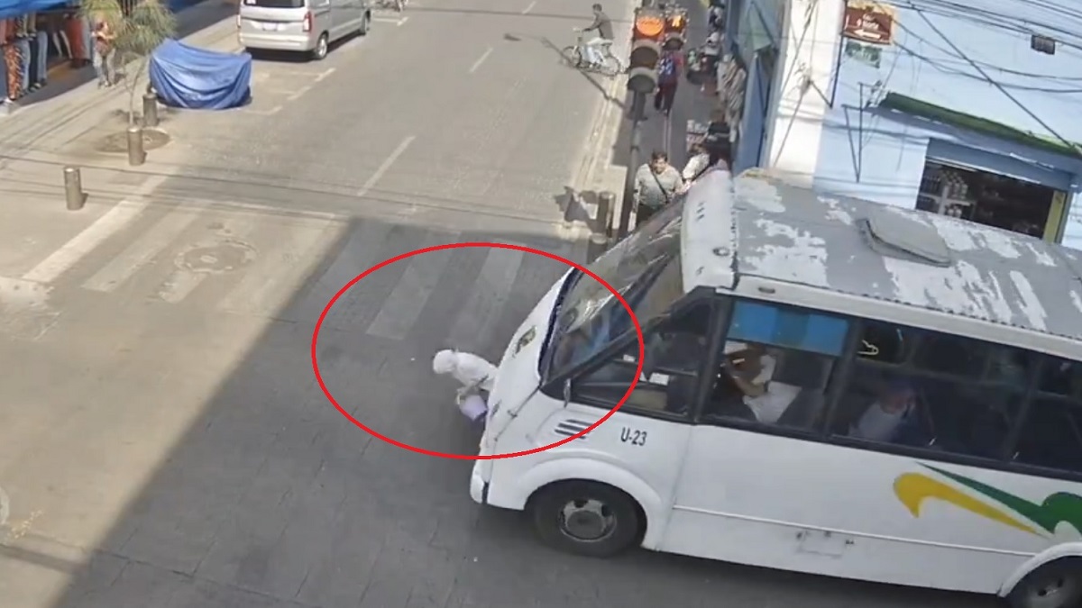 Fuerte video: microbús atropella a abuelita en Puebla