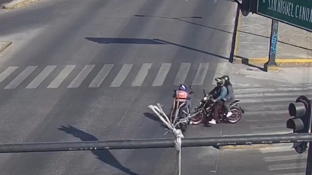 ¿Quién tuvo la culpa? Motociclistas chocan de frente en avenida de Puebla; video
