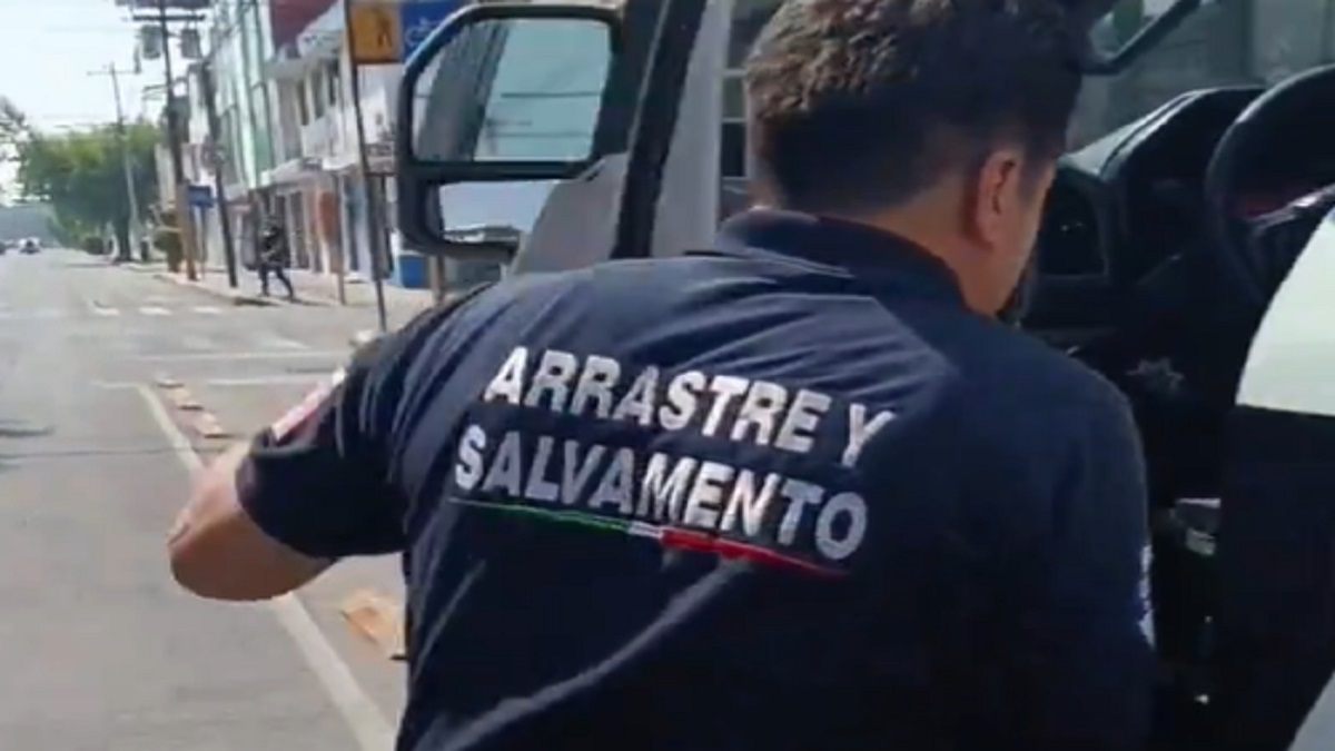 Servidor público se estaciona en ciclovía en Puebla, lo graban, se viraliza y lo multan