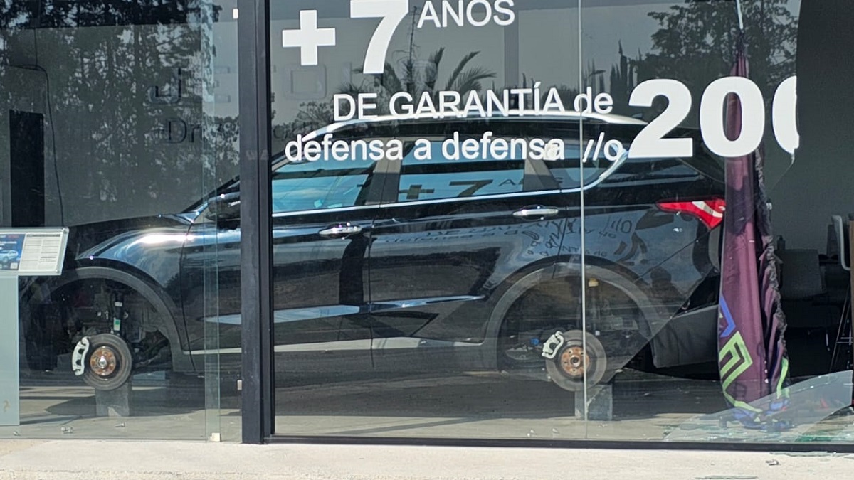 Atraco en agencia de autos: roban llantas de camionetas en exhibición en San Andrés Cholula, Puebla