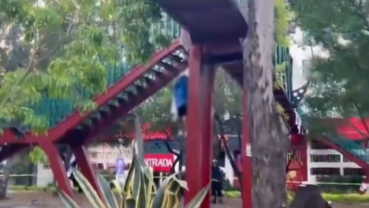 VIDEO: vecinos hallan cuerpo colgado en un puente peatonal de CDMX