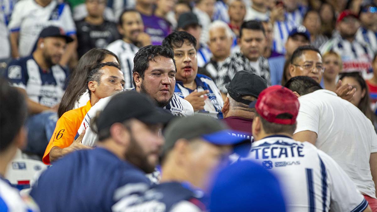 ¡Bronca en las tribunas! Aficionados de Rayados se pelean en las gradas tras eliminación de la “Concachampions”