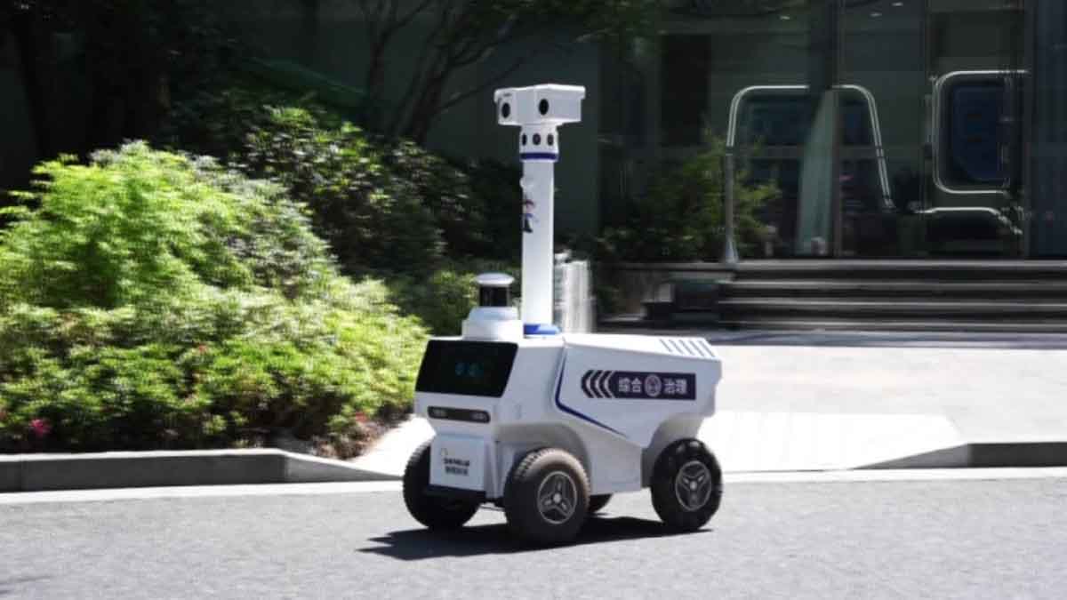 Robot policía patrulla las calles de China: video