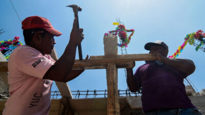 la cruz que ponen los albañiles en las construcciones el 3 de mayo