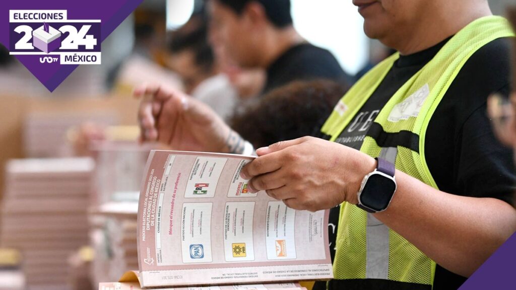 Hombre con chaleco de seguridad revisando un cuadernillo de boletas de las elecciones
