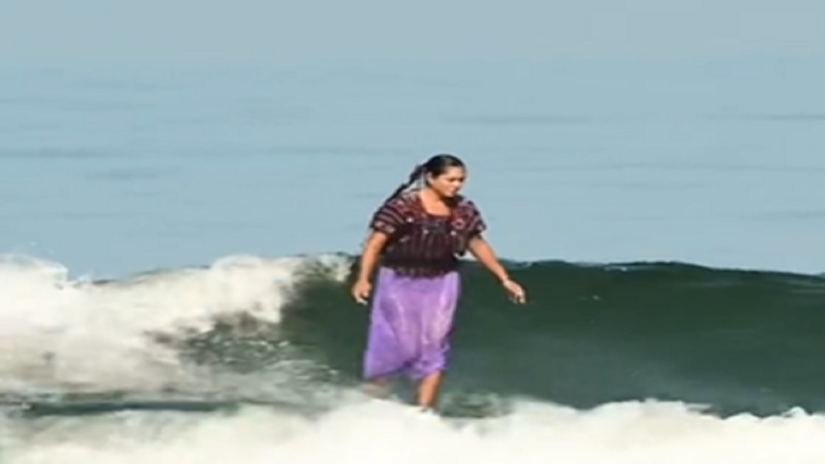 Video: surfista mexicana sorprende al desafiar las olas con su huipil